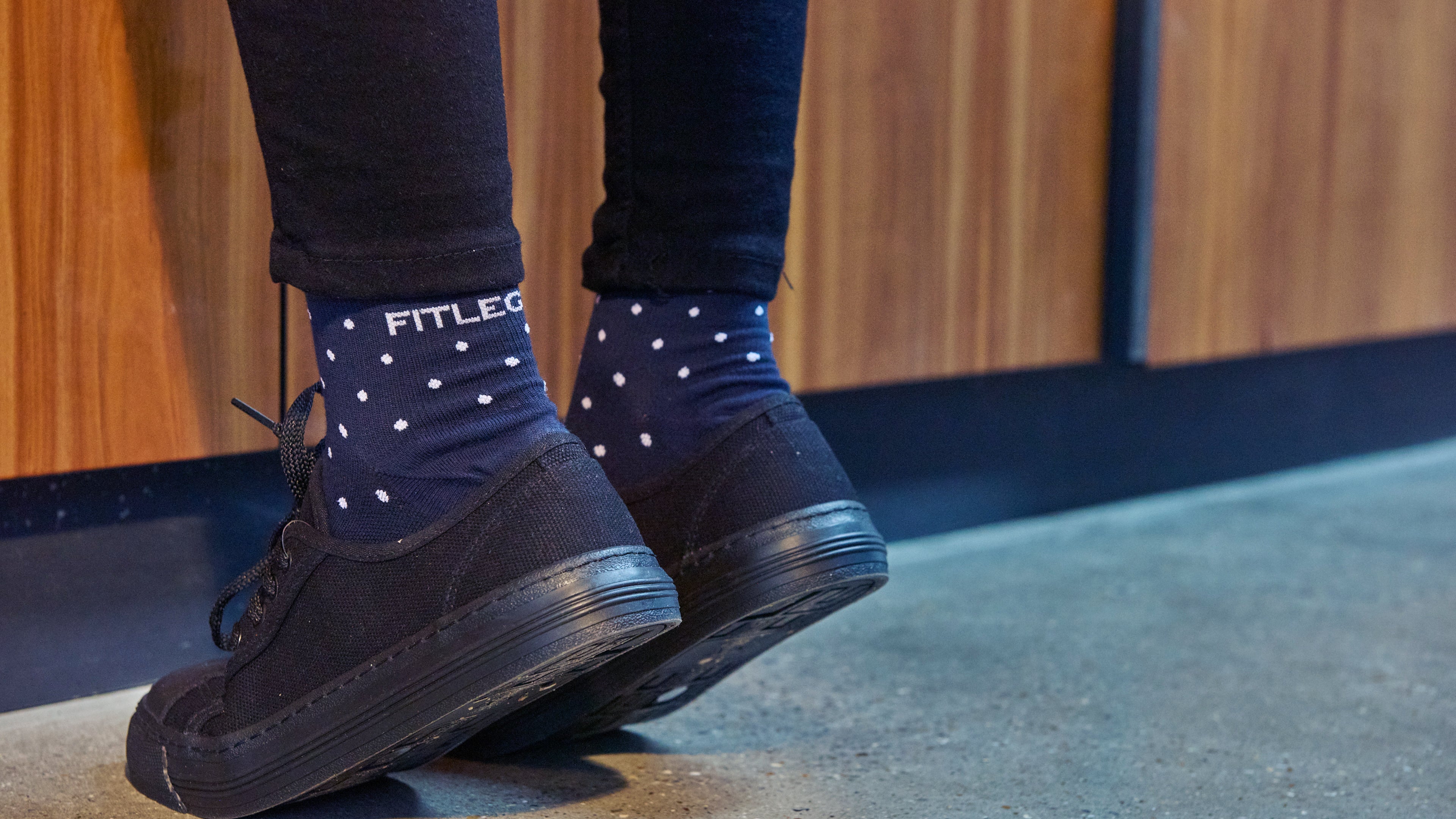 Feet in FITLEGS everyday life compression socks from G+N Health - blue with polka dots